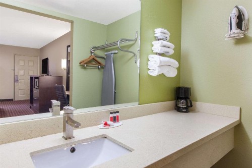 Days Inn by Wyndham San Jose Airport - image 19