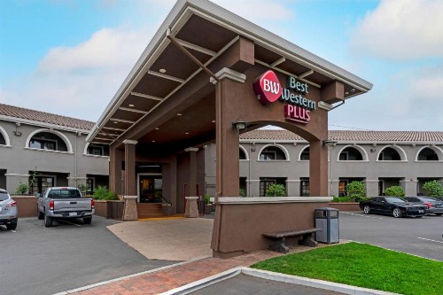 Best Western Plus Brookside Inn - image 1