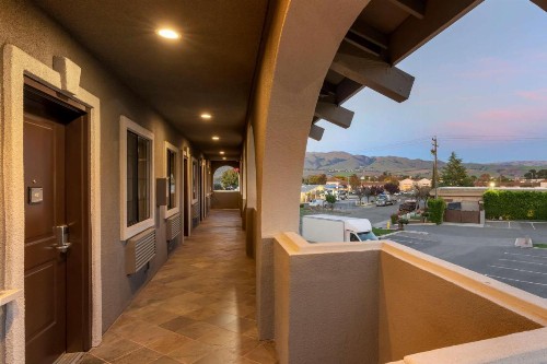 Best Western Plus Brookside Inn - image 31