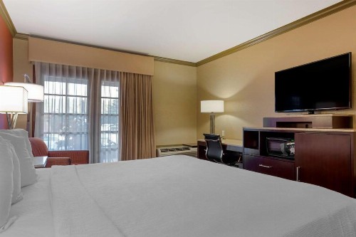 Best Western Plus Brookside Inn - image 37