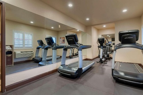 Best Western Plus Brookside Inn - image 40