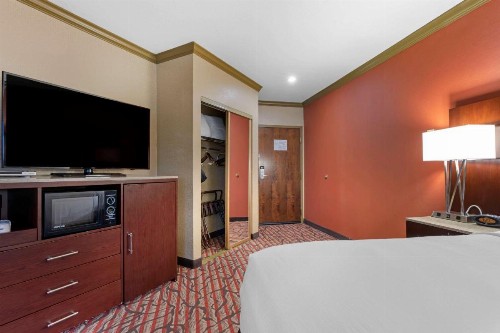 Best Western Plus Brookside Inn - image 43