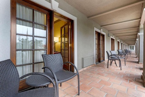Best Western Plus Brookside Inn - image 45