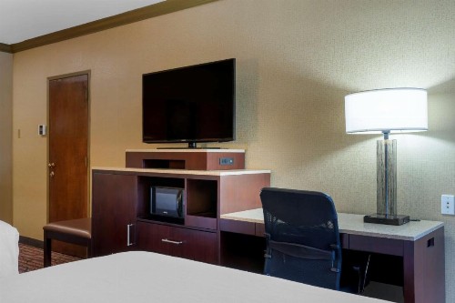 Best Western Plus Brookside Inn - image 7
