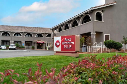 Best Western Plus Brookside Inn - image 9