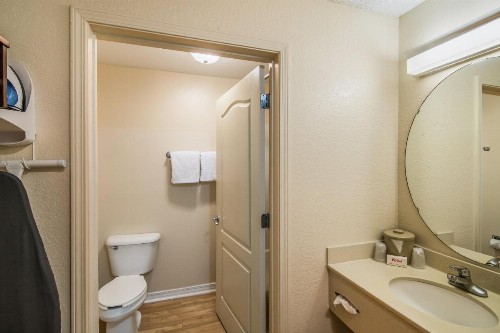 Red Roof Inn & Suites Pensacola East - Milton - image 12