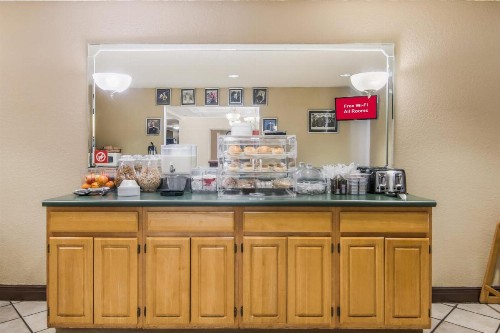 Red Roof Inn & Suites Pensacola East - Milton - image 17