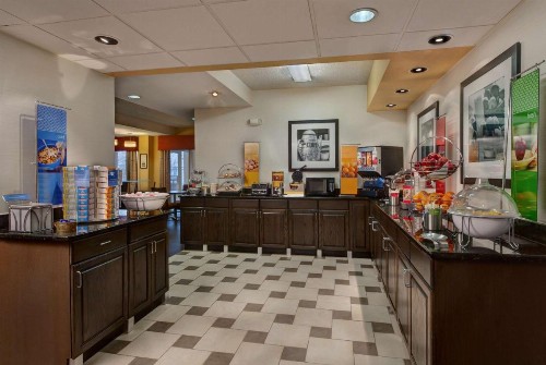 Hampton Inn Milwaukee Northwest - image 17