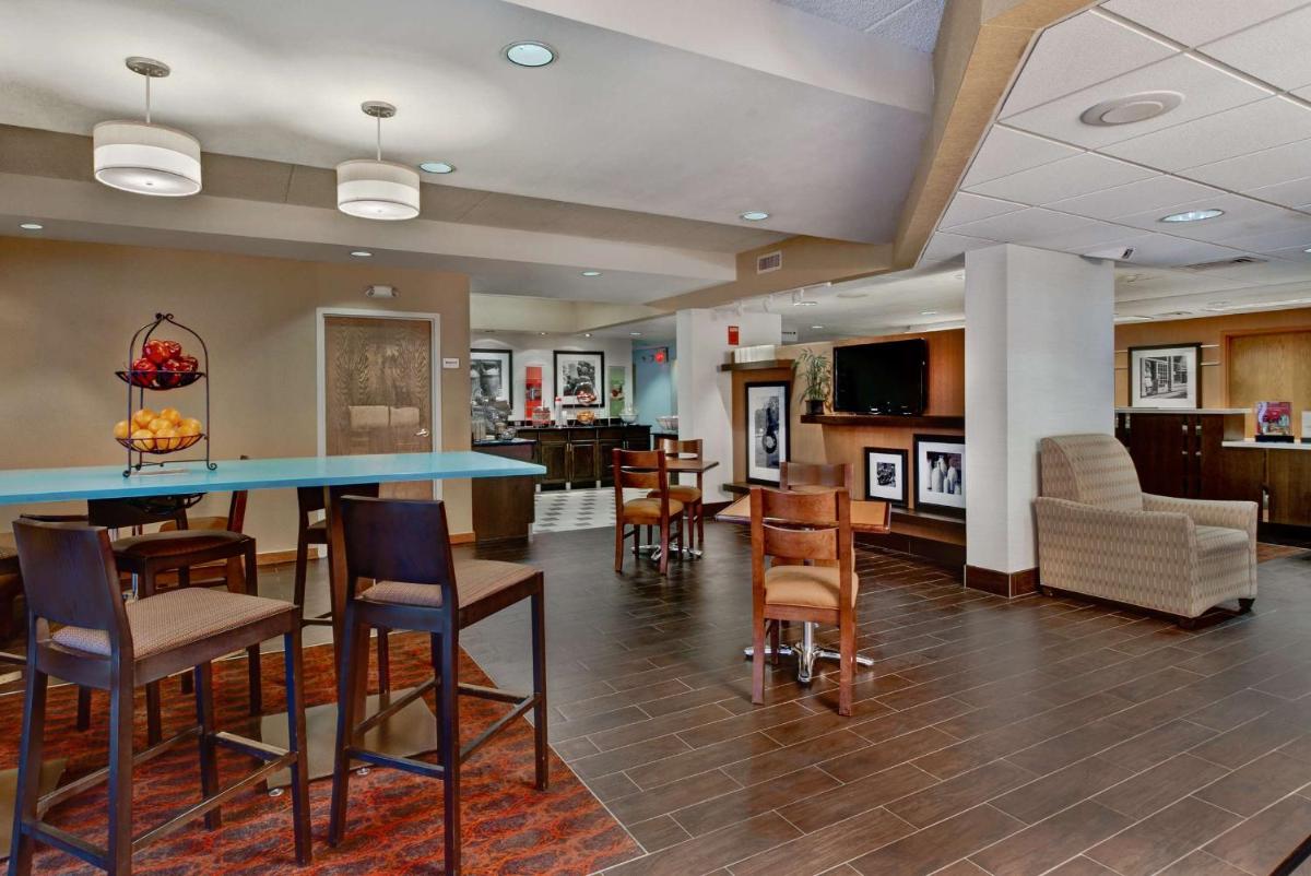 Hampton Inn Milwaukee Northwest - image 2
