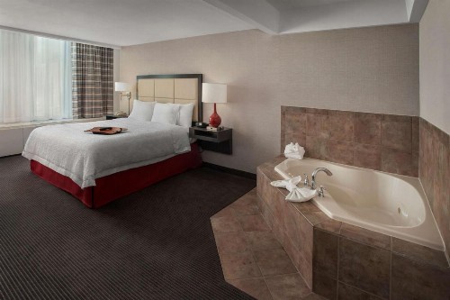 Hampton Inn & Suites Milwaukee Downtown - image 12