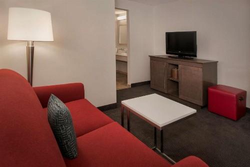 Hampton Inn & Suites Milwaukee Downtown - image 13