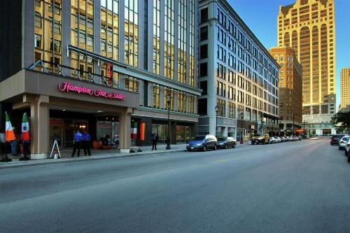 Hampton Inn & Suites Milwaukee Downtown - image 17