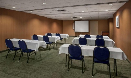 Hampton Inn & Suites Milwaukee Downtown - image 2