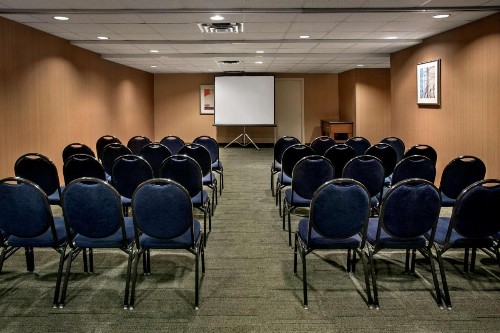 Hampton Inn & Suites Milwaukee Downtown - image 20