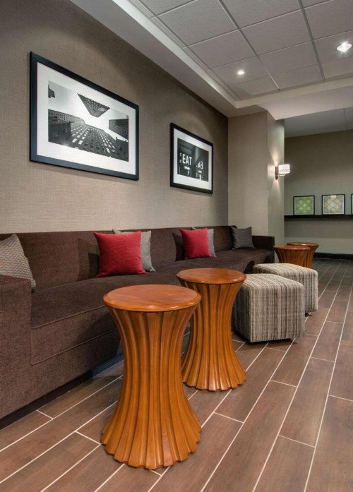 Hampton Inn & Suites Milwaukee Downtown - image 4