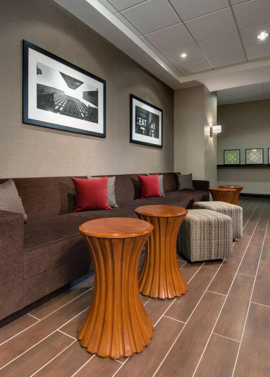 Hampton Inn & Suites Milwaukee Downtown - image 4