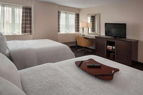 Hampton Inn & Suites Milwaukee Downtown - image 5