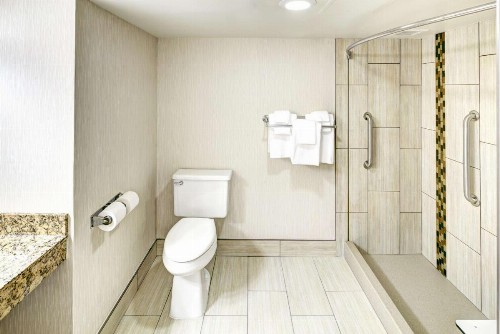 DoubleTree by Hilton Milwaukee Downtown - image 10