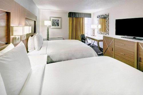 DoubleTree by Hilton Milwaukee Downtown - image 11