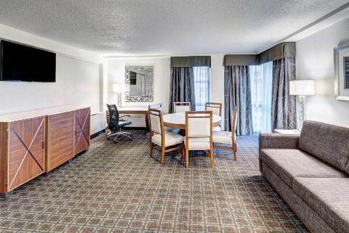 DoubleTree by Hilton Milwaukee Downtown - image 16