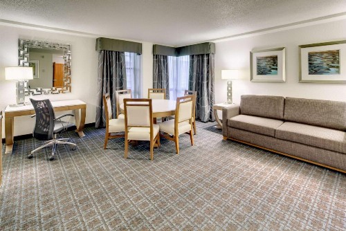 DoubleTree by Hilton Milwaukee Downtown - image 18