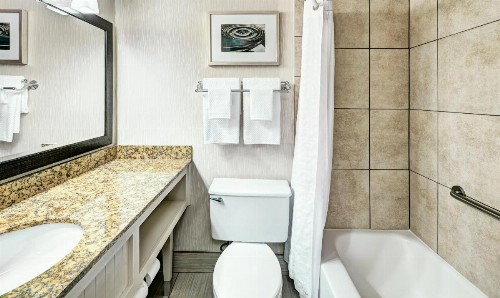 DoubleTree by Hilton Milwaukee Downtown - image 35