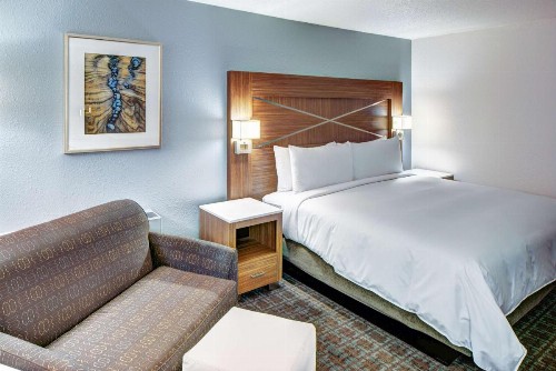 DoubleTree by Hilton Milwaukee Downtown - image 36