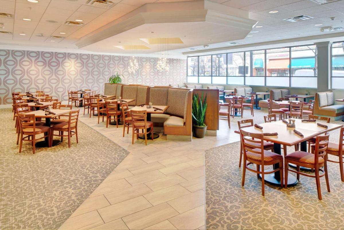 DoubleTree by Hilton Milwaukee Downtown - image 4
