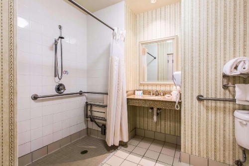 Hilton Garden Inn Milwaukee Northwest Conference Center - image 16