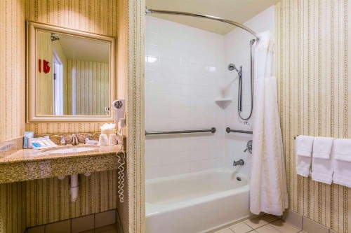 Hilton Garden Inn Milwaukee Northwest Conference Center - image 19