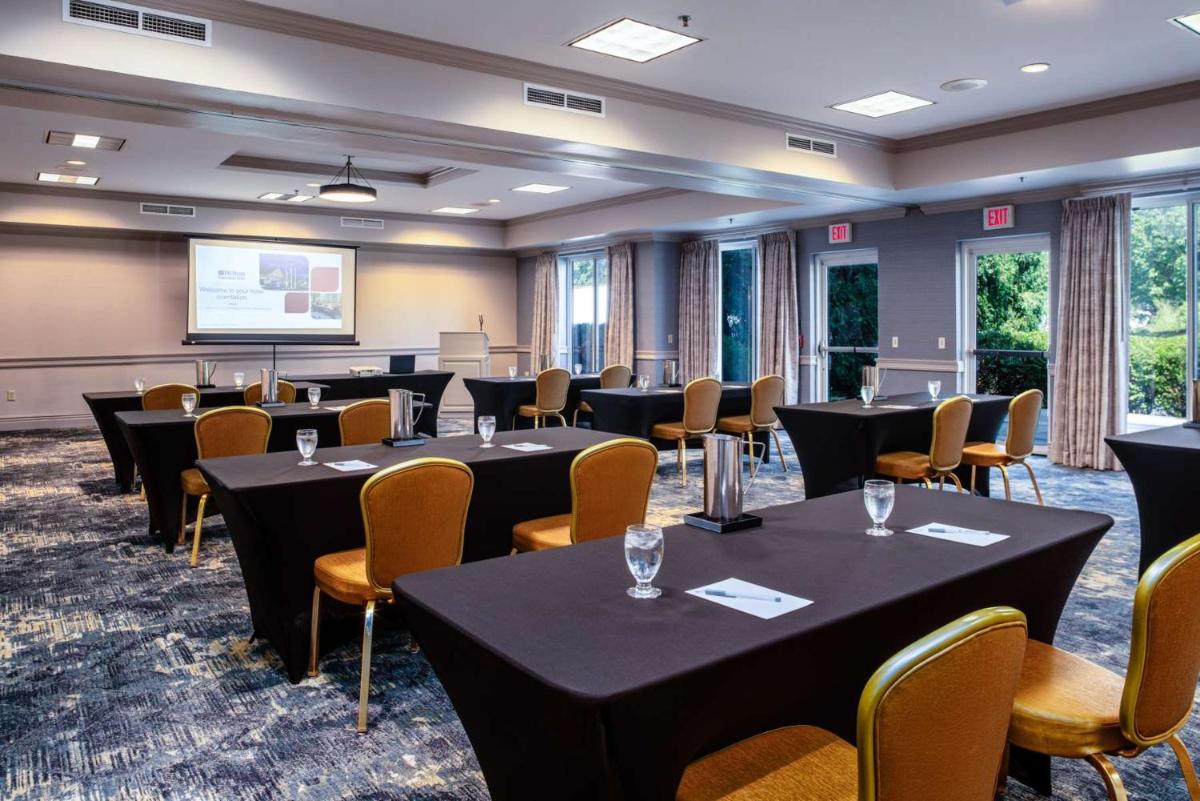 Hilton Garden Inn Milwaukee Northwest Conference Center - image 3
