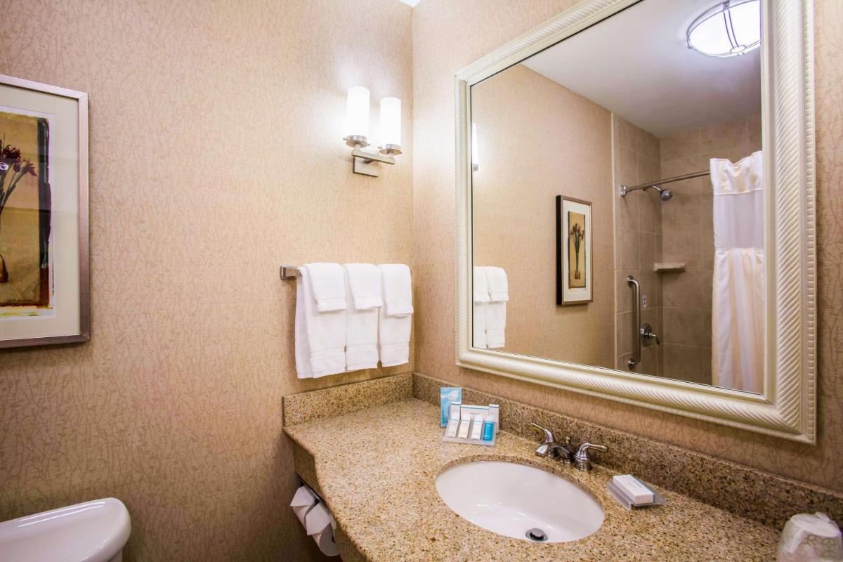Hilton Garden Inn Milwaukee Northwest Conference Center - image 4