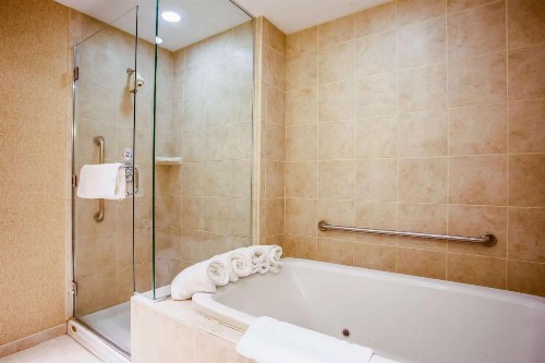 Hilton Garden Inn Milwaukee Northwest Conference Center - image 7