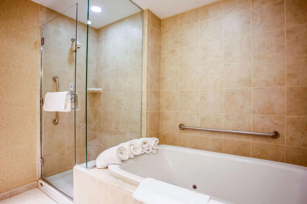 Hilton Garden Inn Milwaukee Northwest Conference Center - image 7