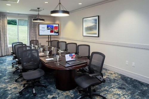 Hilton Garden Inn Milwaukee Northwest Conference Center - image 9