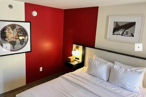 Ambassador Inn At Marquette - image 2