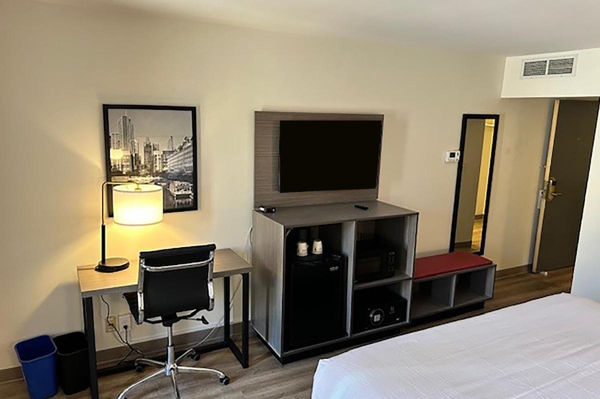 Ambassador Inn At Marquette - image 3