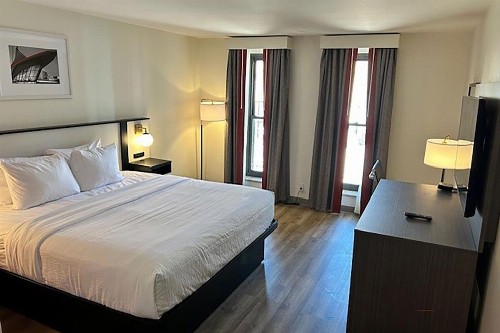 Ambassador Inn At Marquette - image 6