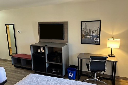 Ambassador Inn At Marquette - image 7
