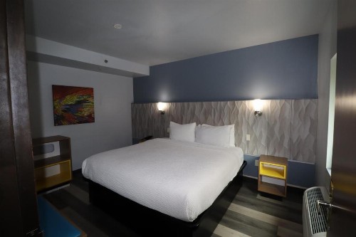 Days Inn & Suites by Wyndham Milwaukee - image 13