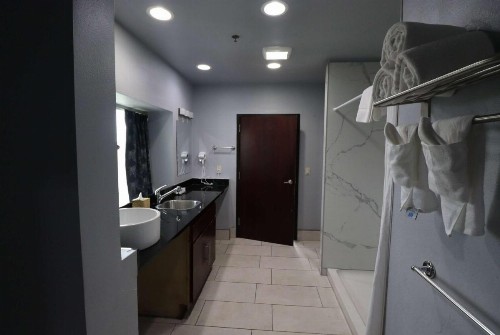 Days Inn & Suites by Wyndham Milwaukee - image 18