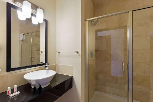 Days Inn & Suites by Wyndham Milwaukee - image 2