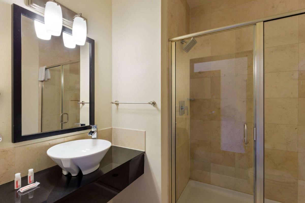 Days Inn & Suites by Wyndham Milwaukee - image 2