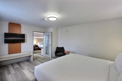 Holiday Inn Express Hotel & Suites Milwaukee Airport an IHG Hotel - image 15