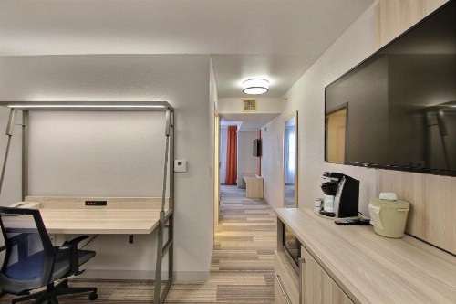Holiday Inn Express Hotel & Suites Milwaukee Airport an IHG Hotel - image 18