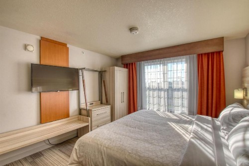 Holiday Inn Express Hotel & Suites Milwaukee Airport an IHG Hotel - image 3