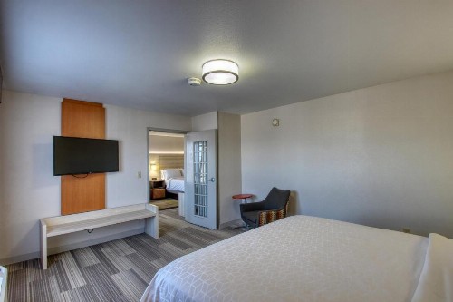 Holiday Inn Express Hotel & Suites Milwaukee Airport an IHG Hotel - image 34