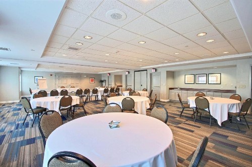 Holiday Inn Express Hotel & Suites Milwaukee Airport an IHG Hotel - image 36