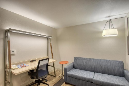 Holiday Inn Express Hotel & Suites Milwaukee Airport an IHG Hotel - image 41