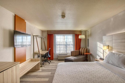 Holiday Inn Express Hotel & Suites Milwaukee Airport an IHG Hotel - image 46